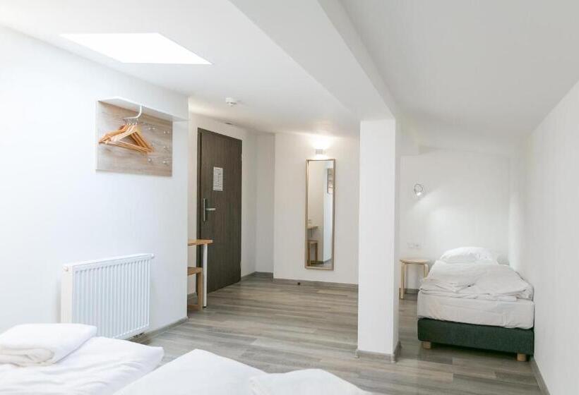 اتاق استاندارد چهارنفره با سرویس بهداشتی مشترک, Prague Dream Hostel