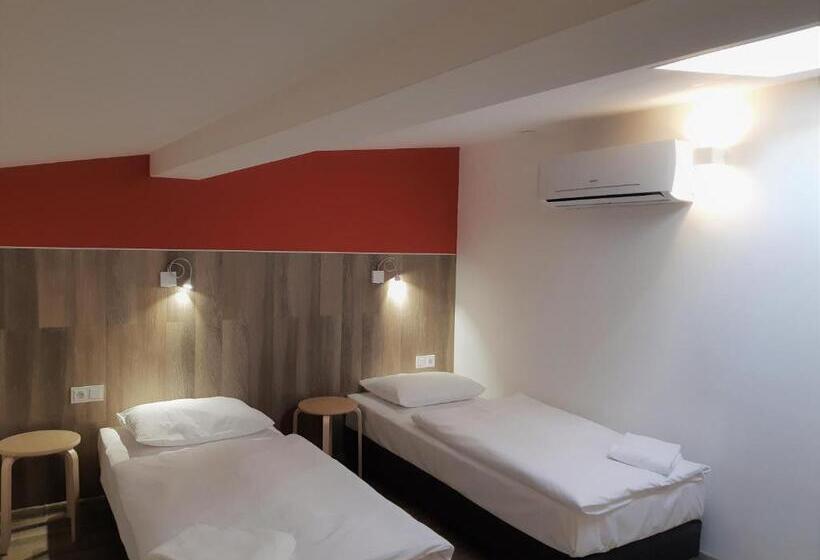اتاق استاندارد چهارنفره با سرویس بهداشتی مشترک, Prague Dream Hostel