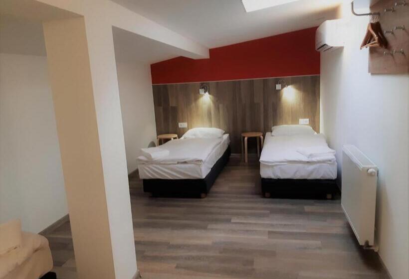 اتاق استاندارد چهارنفره با سرویس بهداشتی مشترک, Prague Dream Hostel