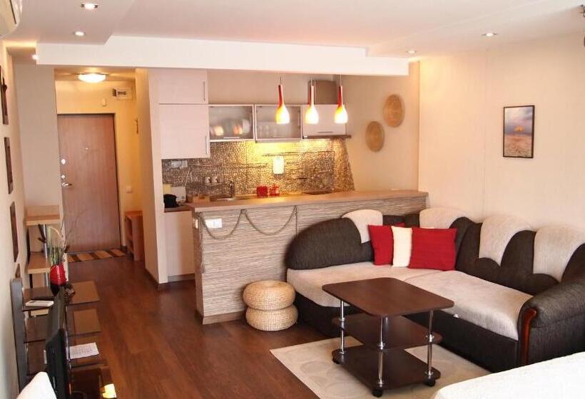 استودیوی استاندارد, Pušynas Apartments