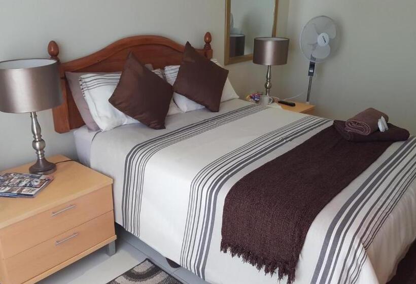 Standard room with outdoor bath, The Homestead Margate South Africa