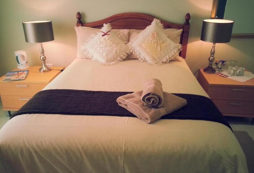 Standard room with outdoor bath, The Homestead Margate South Africa