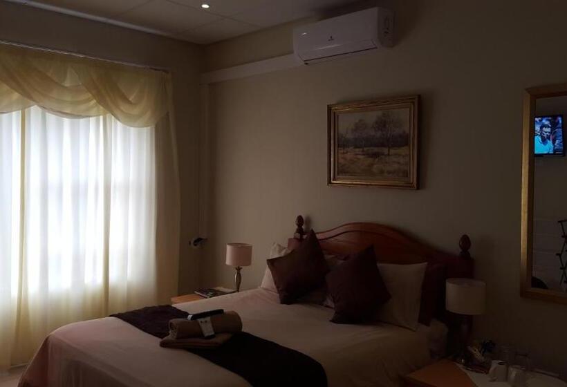 Standard room with outdoor bath, The Homestead Margate South Africa