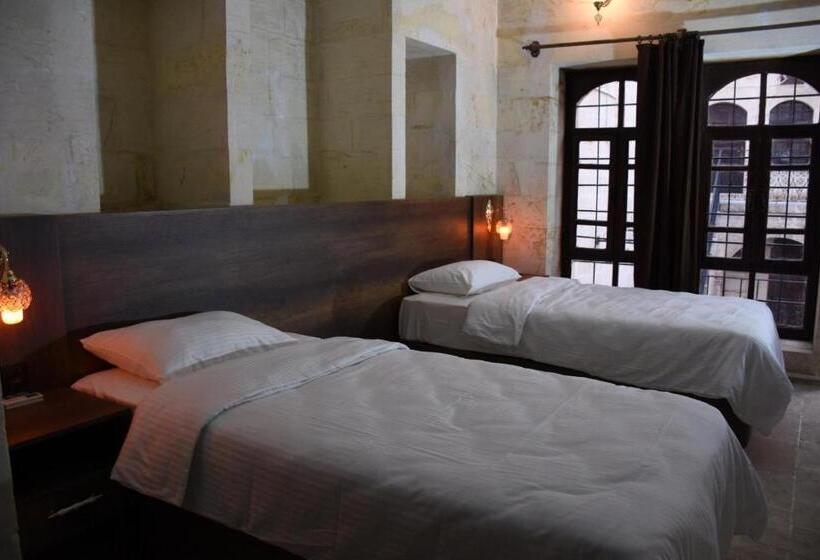 اتاق اکونومی, La Riva Konakları