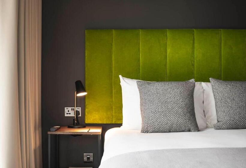 2 Bedroom Apartment, The Gate London City