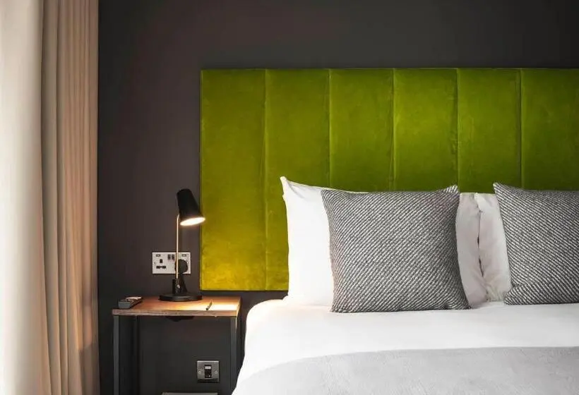 2 Bedroom Apartment, The Gate London City