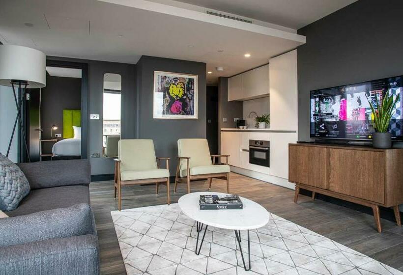 2 Bedroom Apartment, The Gate London City