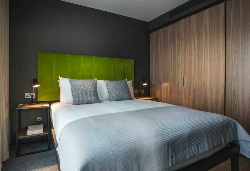 1 Bedroom Penthouse Apartment, The Gate London City