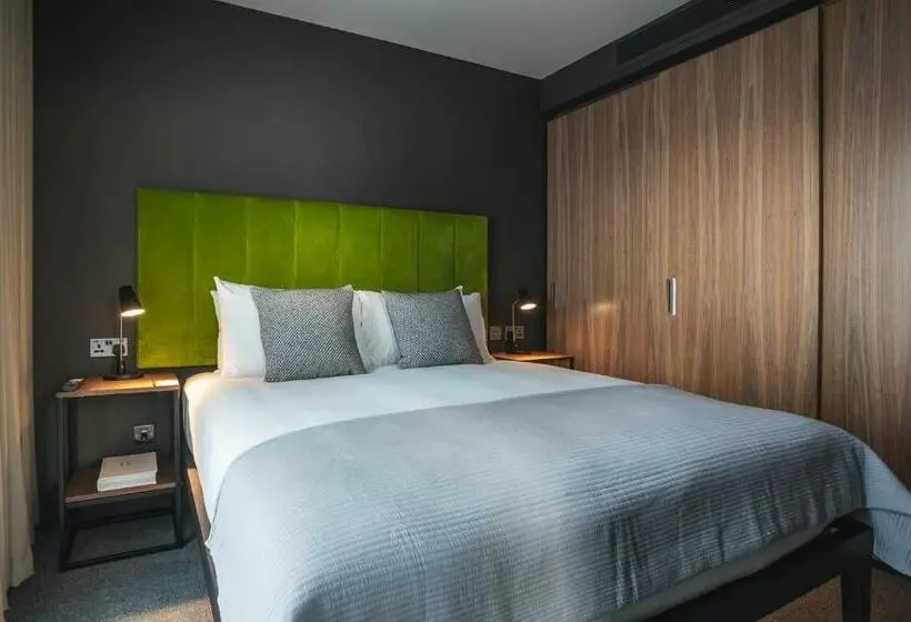 1 Bedroom Penthouse Apartment, The Gate London City