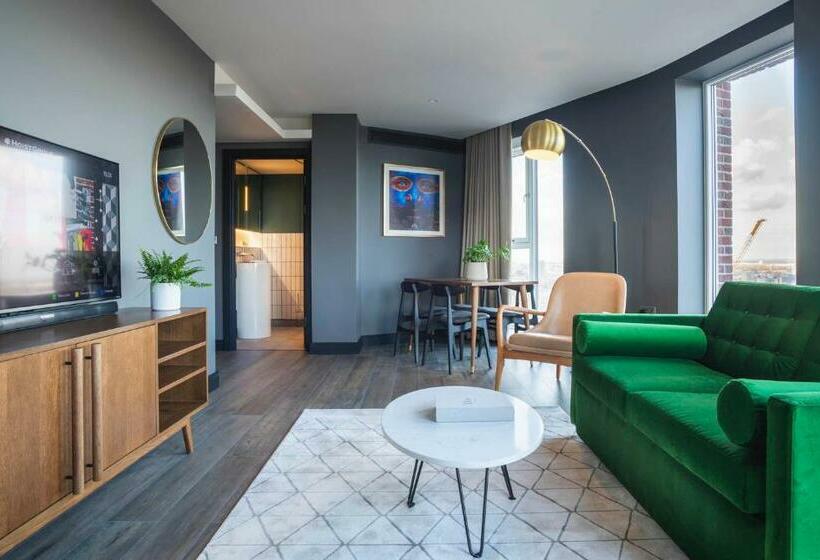 1 Bedroom Penthouse Apartment, The Gate London City