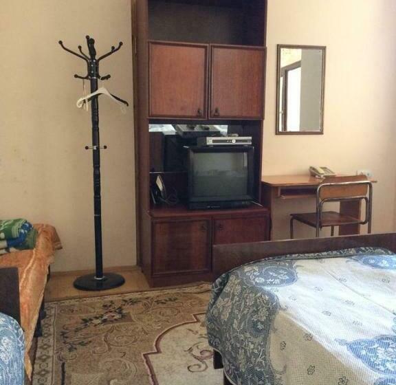 اتاق استاندارد سه نفره, Huseyn Houses