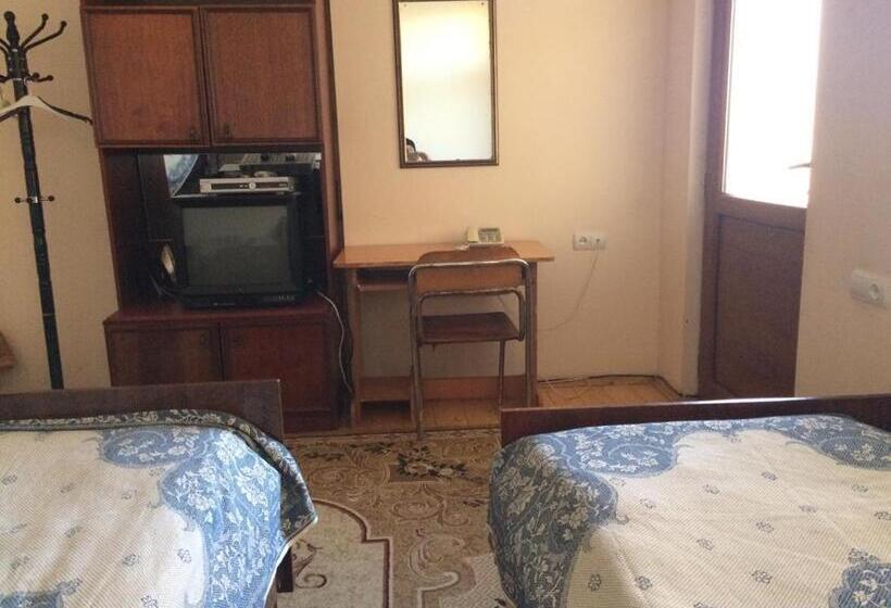 اتاق استاندارد سه نفره, Huseyn Houses