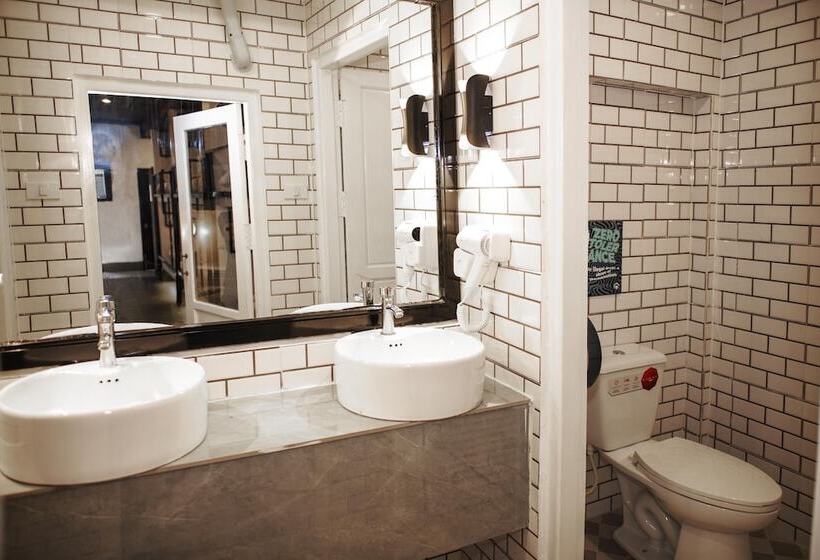 共用房间的床, Mad Monkey Luang Prabang