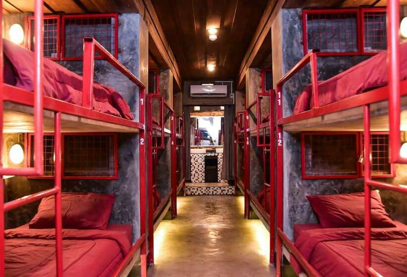 共用房间的床, Mad Monkey Luang Prabang