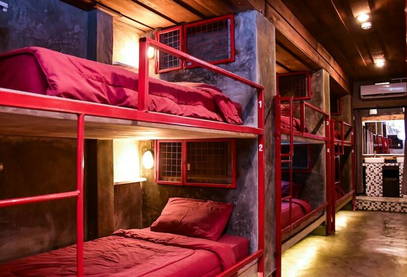 共用房间的床, Mad Monkey Luang Prabang