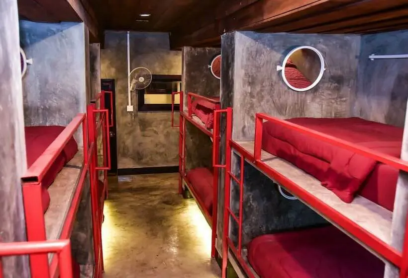 تختخواب در اتاق مشترک, Mad Monkey Luang Prabang