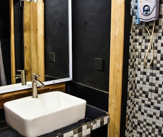 共用房间的床, Mad Monkey Luang Prabang