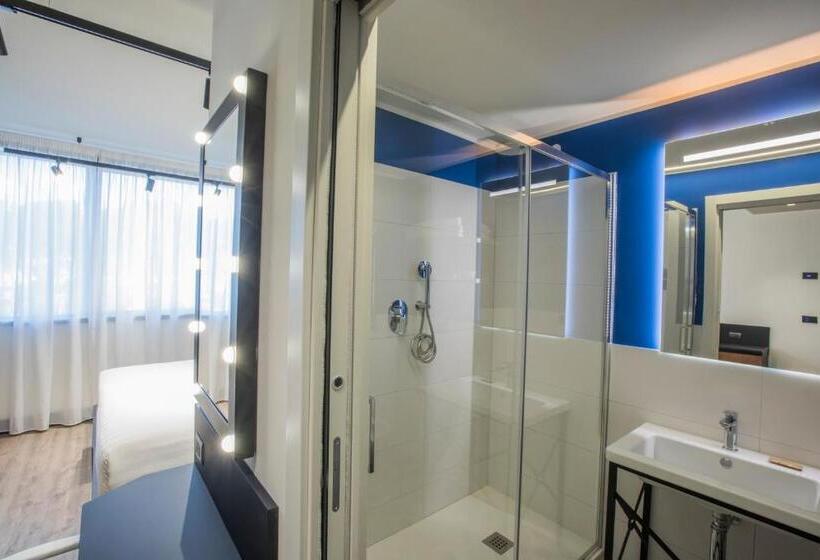 اتاق استاندارد با بالکن, Mercure Roma Cinecitta