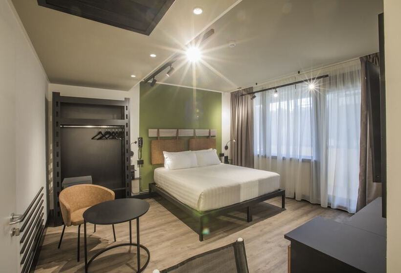 חדר קלאסי לשלושה, Mercure Roma Cinecitta