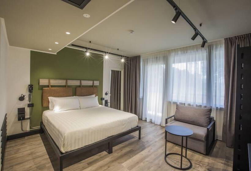 חדר קלאסי לשלושה, Mercure Roma Cinecitta