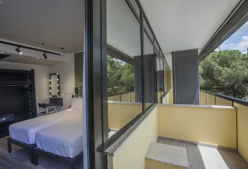 חדר קלאסי לשלושה, Mercure Roma Cinecitta