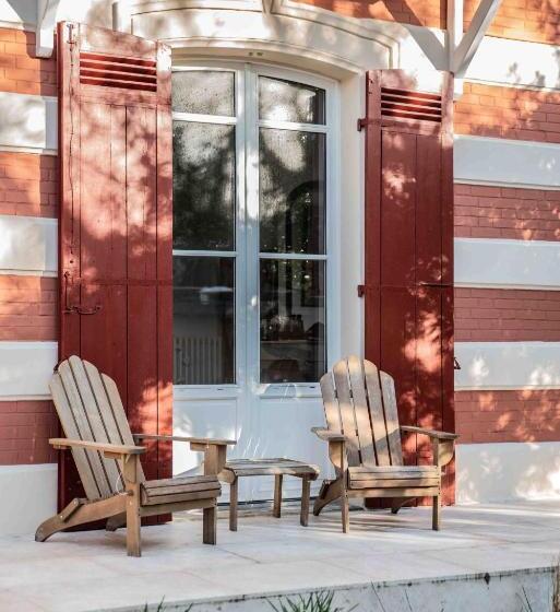 اتاق لوکس با بالکن, Villa Les Ombrees