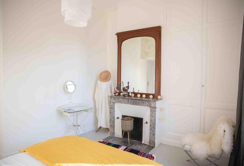 اتاق لوکس با بالکن, Villa Les Ombrees