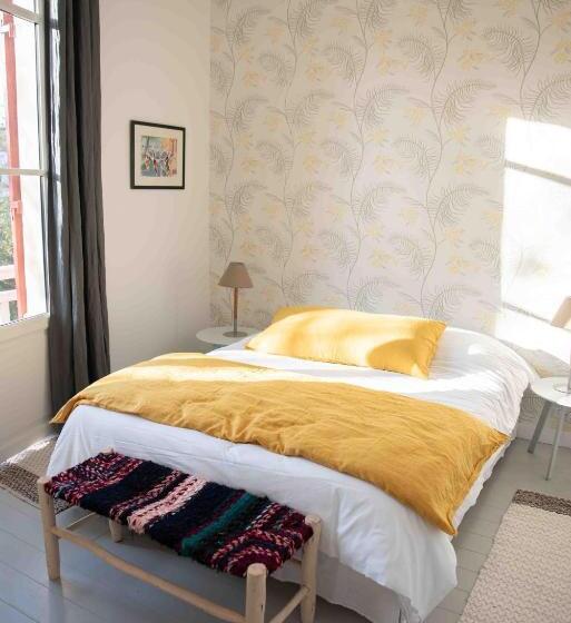 اتاق لوکس با بالکن, Villa Les Ombrees