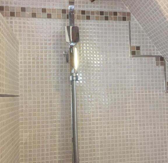 デラックスルーム, Mara Ath