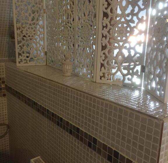 デラックスルーム, Mara Ath