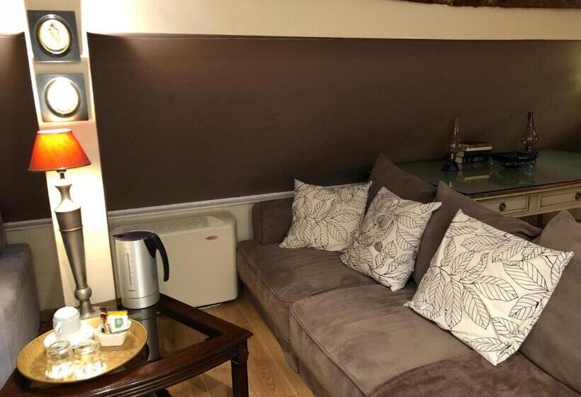 デラックスルーム, Mara Ath