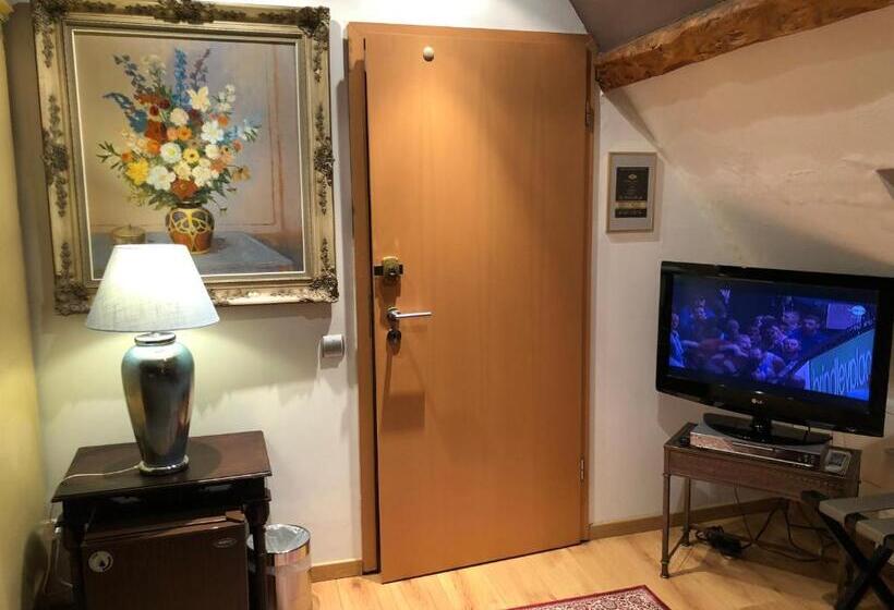 デラックスルーム, Mara Ath