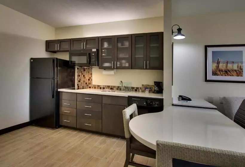 اتاق استاندارد با تخت بزرگ برای معلولان, Candlewood Suites Wichita East, An Ihg