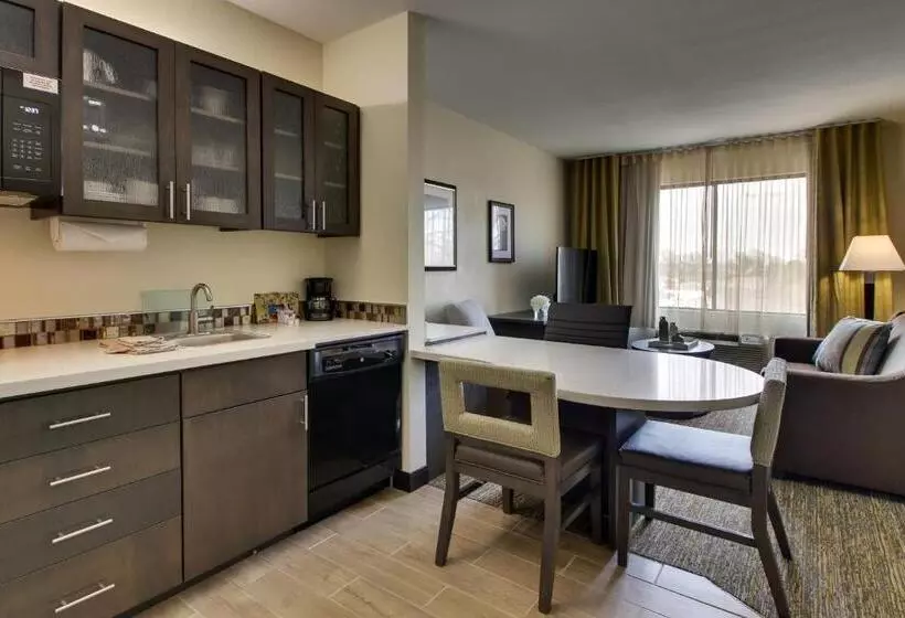 اتاق استاندارد با تخت بزرگ برای معلولان, Candlewood Suites Wichita East, An Ihg