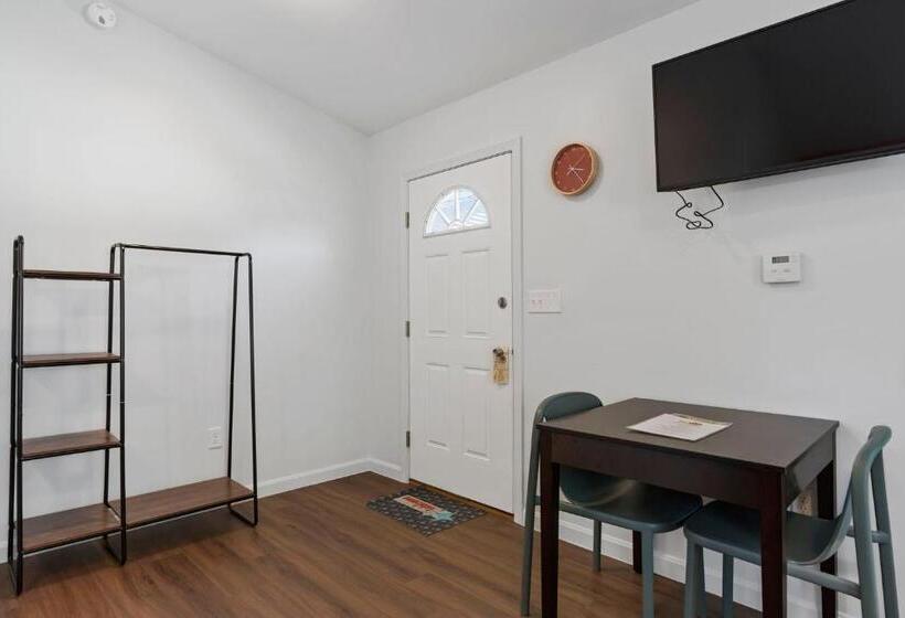 منزل غرفة نوم واحدة, Wagon Wheel Motel