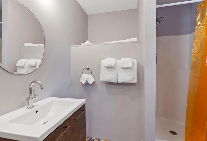 بنجلو ديلوكس, Wagon Wheel Motel