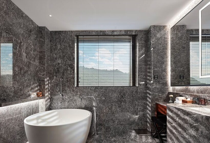 Suite with lake view, Xianghu Xiaoyao Manor