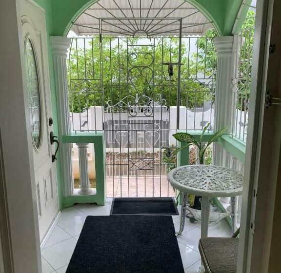 اتاق لوکس, Aileen Palm Cove Ja