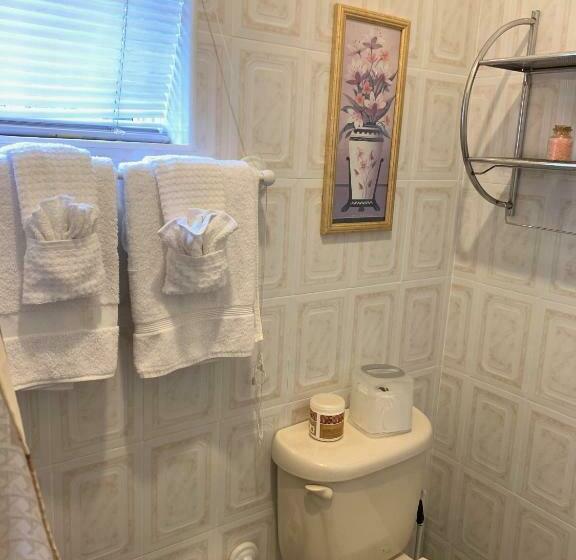 اتاق لوکس, Aileen Palm Cove Ja