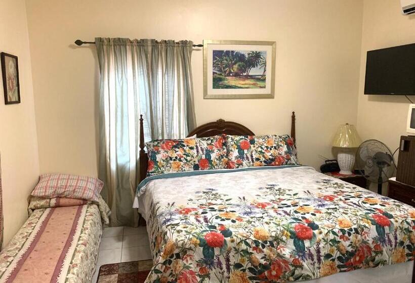 اتاق لوکس, Aileen Palm Cove Ja