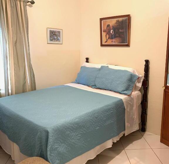 اتاق عادی, Aileen Palm Cove Ja