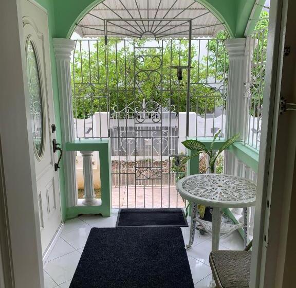 اتاق عادی, Aileen Palm Cove Ja