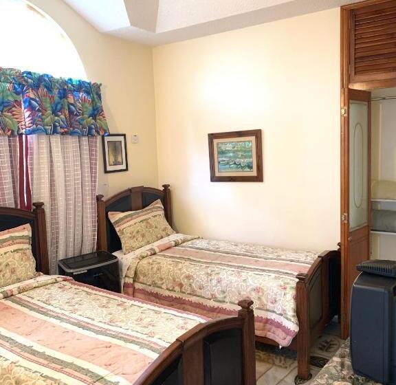 اتاق استاندارد یک نفره, Aileen Palm Cove Ja