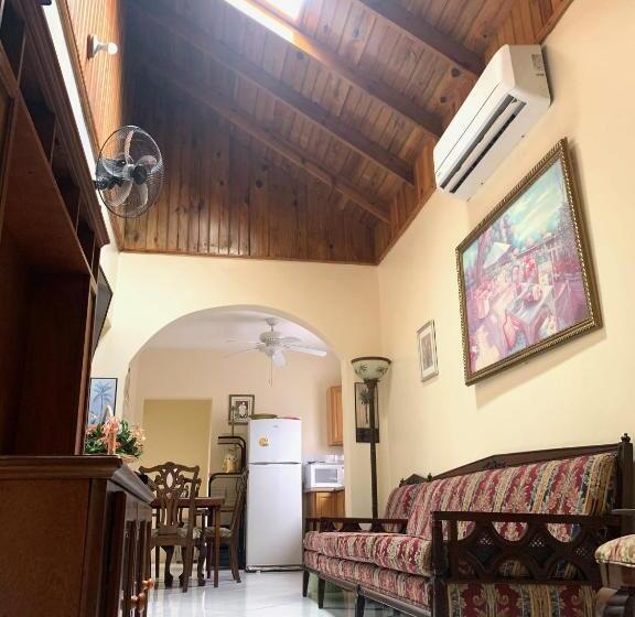 اتاق لوکس, Aileen Palm Cove Ja