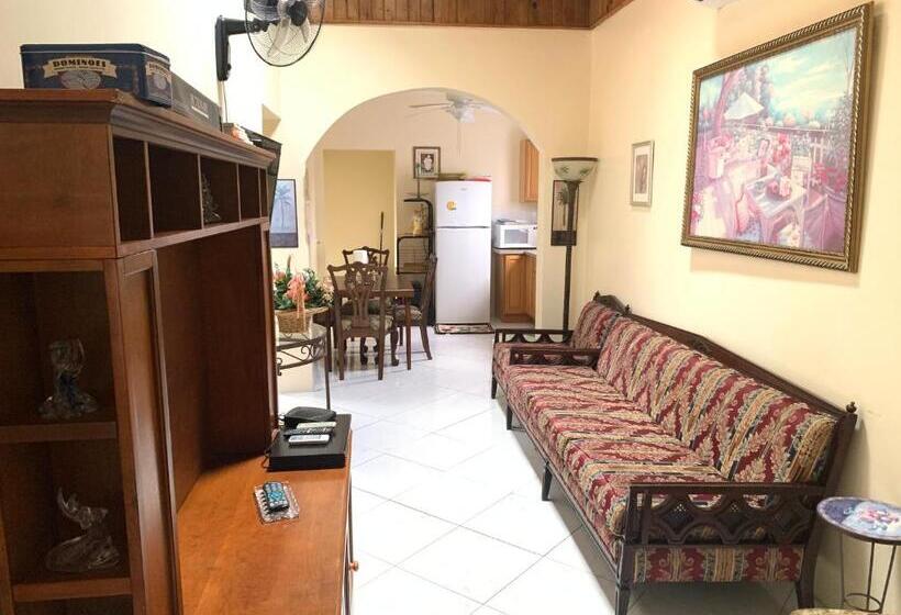 اتاق لوکس, Aileen Palm Cove Ja