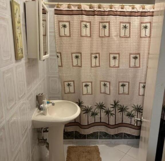 اتاق لوکس, Aileen Palm Cove Ja