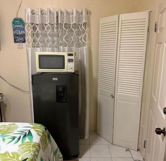 اتاق لوکس, Aileen Palm Cove Ja