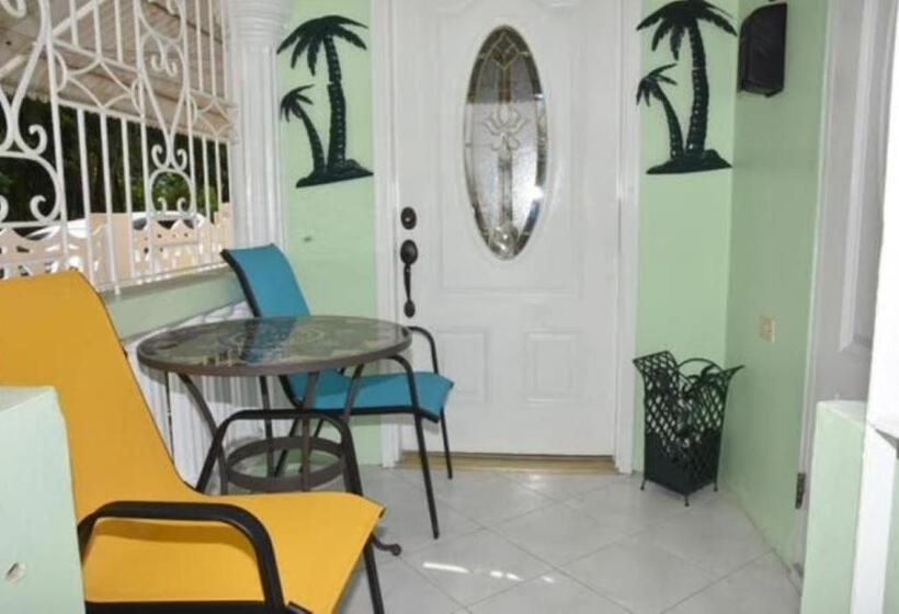 اتاق عادی, Aileen Palm Cove Ja
