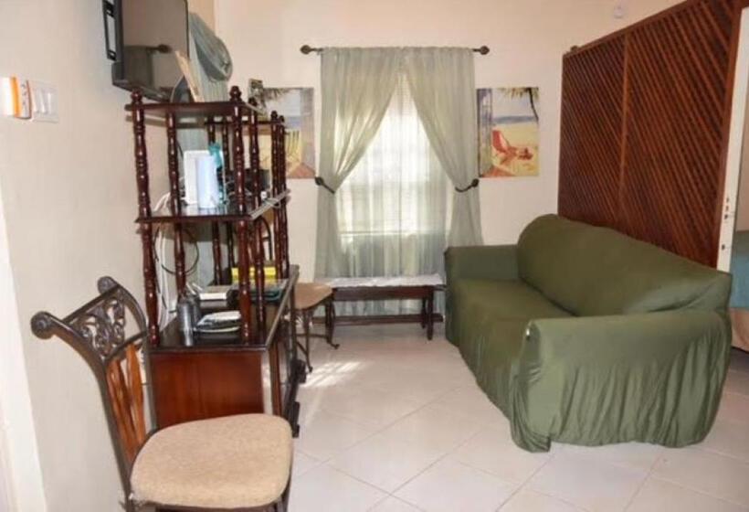 اتاق عادی, Aileen Palm Cove Ja