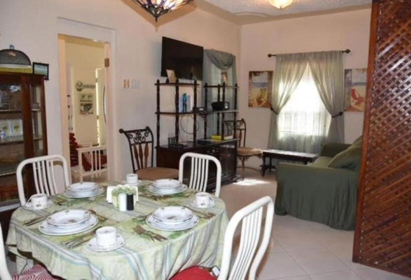 اتاق عادی, Aileen Palm Cove Ja